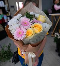 Букет цветов из:  Герберы, Розы и Хризантемы в Апшеронске