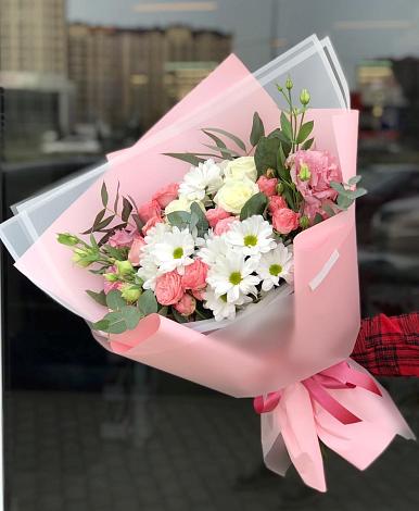 Букет цветов из: Розы, Лизиантусы и Хризантемы в Апшеронске